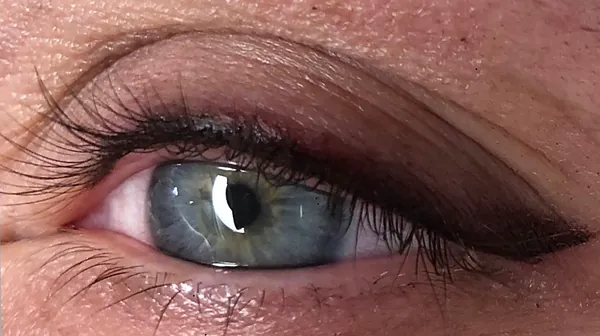 Een shadow liner, gezet in de salon: strakke lijn met een zachte schaduw bij de vleugel