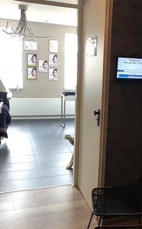 Doorkijk naar de behandelkamer met lichte vloer